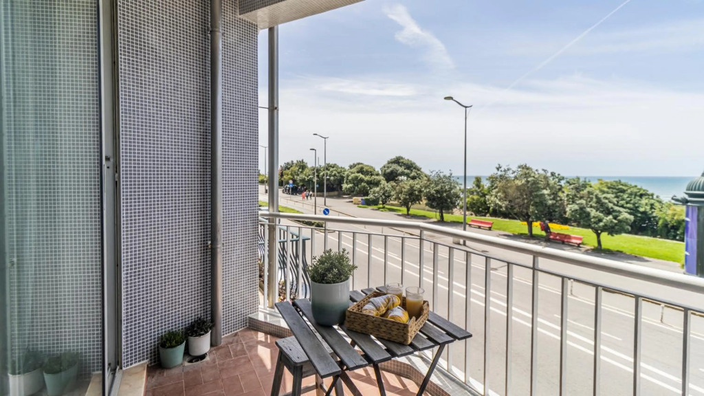 Foz Beach Apartment w Sea Views by LovelyStay