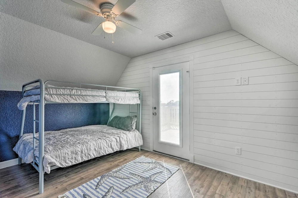 2 Blocks to Gulf: Surfside Beach Family Home!