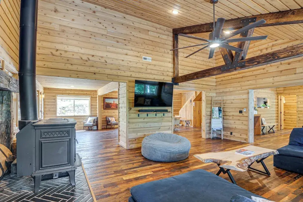 Inviting Utah Cabin w/ Spacious Deck + Fireplace!