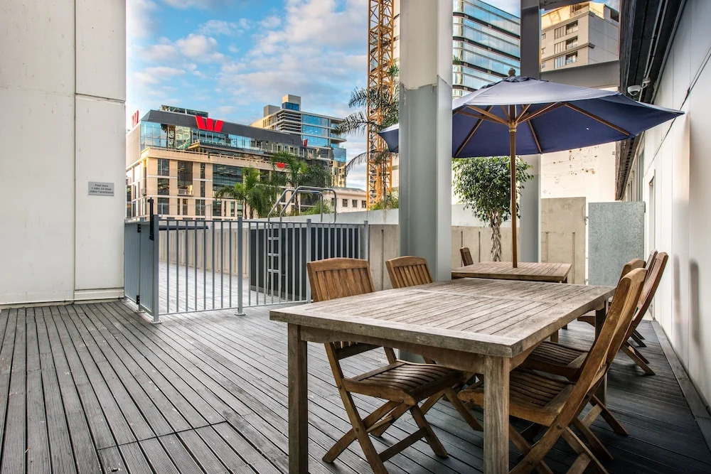 JHT - Studio, Britomart, TV, Balcony