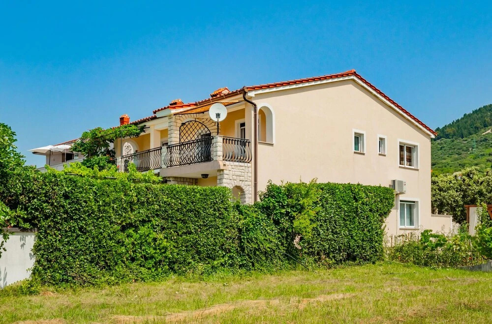 Nice Apartment in Barbat with Hot Tub, WiFi & 3 Bedrooms
