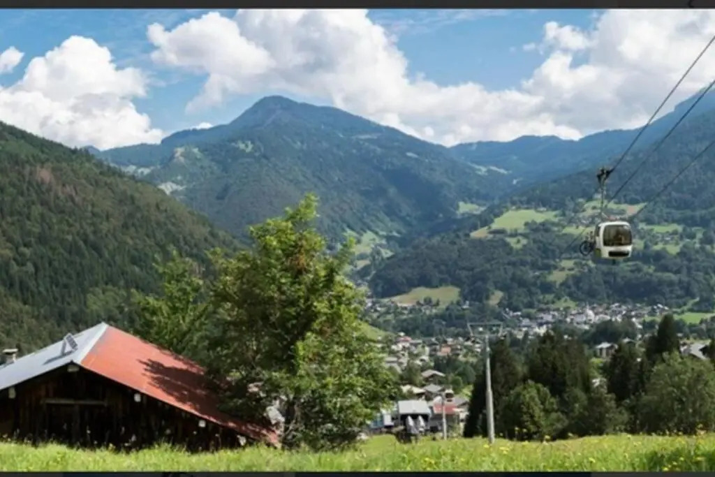 Le Pied des Pistes A13, Joli Studio tout confort 4 pers, vue vallée imprenable, DRAPS NON COMPRIS