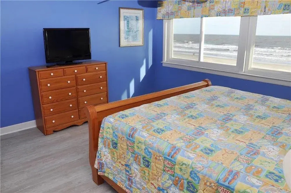 Beach Villa E - 3 Br condo by RedAwning