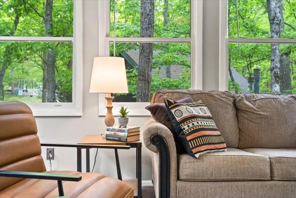 The Gingerbread House: 4 BR chalet, w/ Sunroom/Deck, sleeps 12, modern amenities