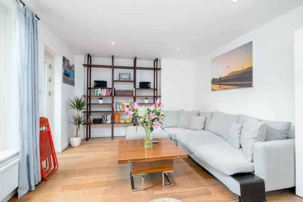 2BR Home in London W/terrace + Parking