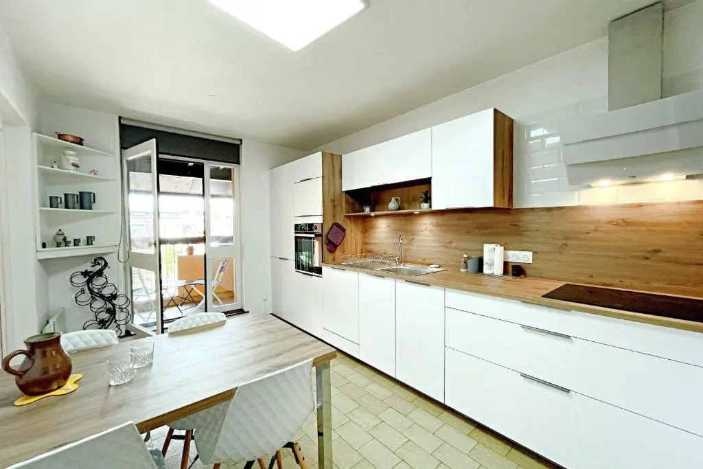 Nice 110m With Balcony In The Downtown