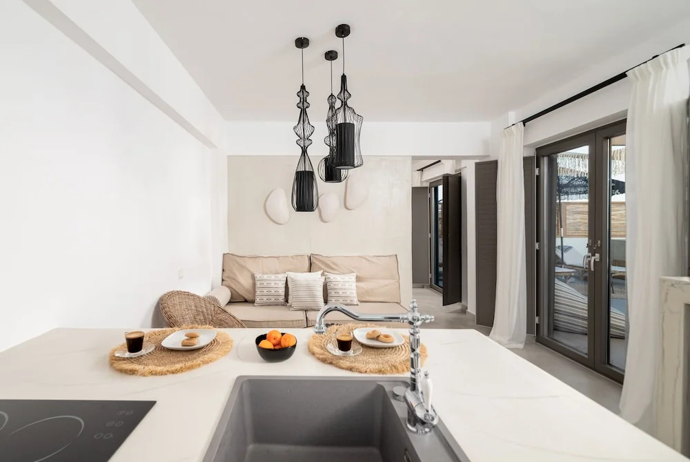Mnḗmē Suites & Villas