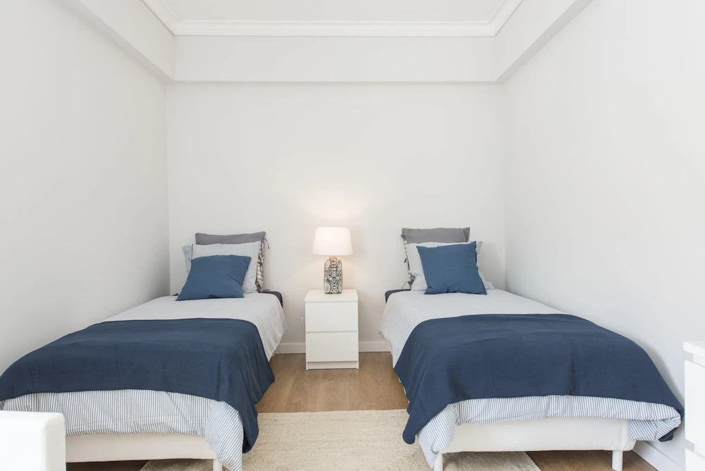 Elegant and Bright Apt Estoril by LCH