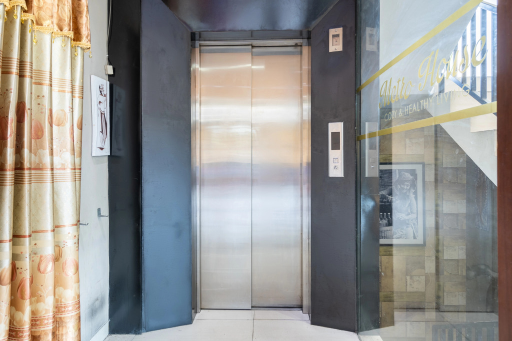 OYO Flagship 3869 Metro House Sub