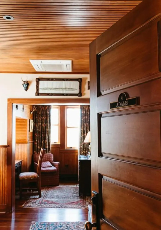 Deer Mountain Inn