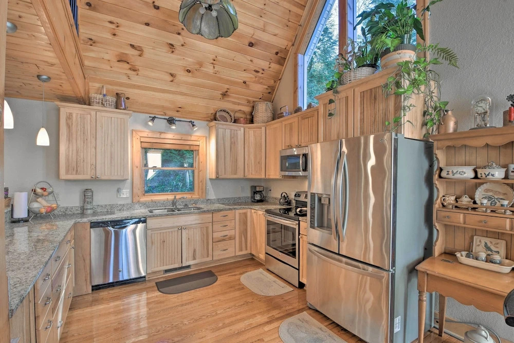 Spacious Lake Santeetlah Cottage w/ Lake Views!