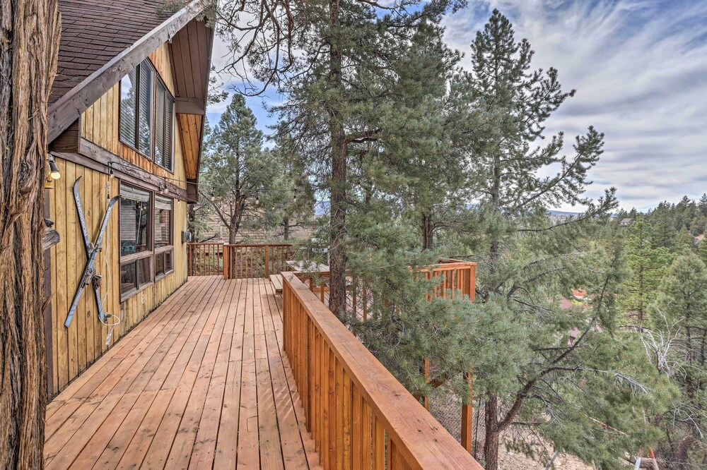 Quiet Big Bear City Cabin w/ Loft: 5 Mi to Village