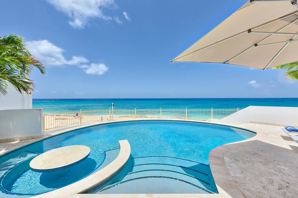 Direct Ocean Views and Beach Access, Swimming Pool, AC, Free Wifi, Near Shops & Restos