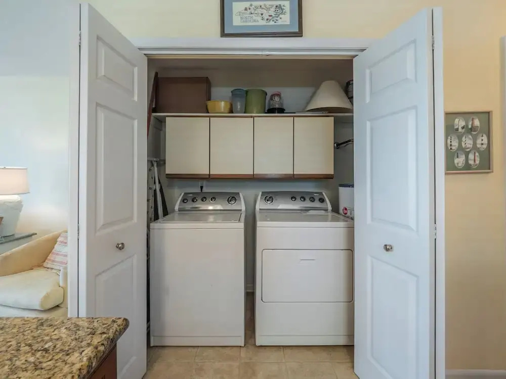 Oceanfront Condo with pool - Walk to the Tiki Bar