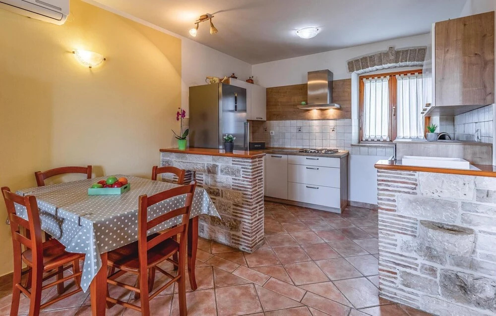 2 Bedroom Stunning Apartment In Fazana