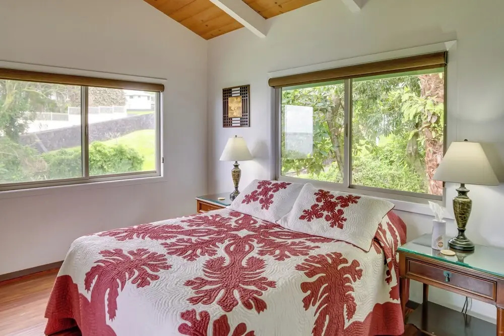 Hilo Home w/ Private Deck + Stunning Ocean Views!