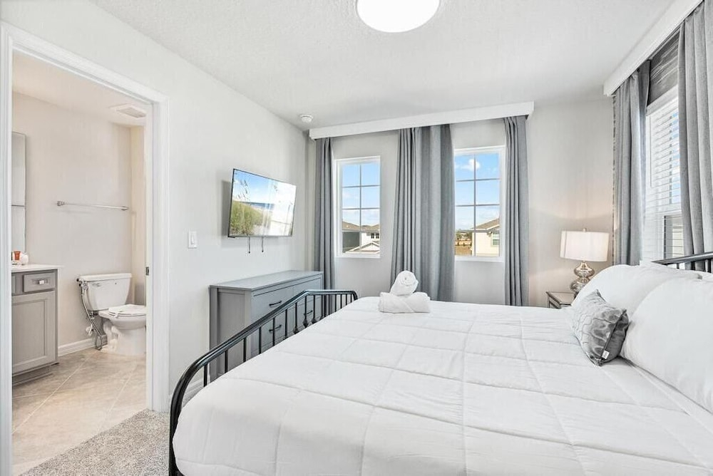 Luxury 5BR w/ Private Pool Windsor