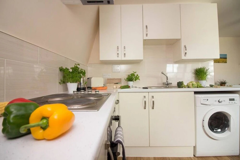 Stayzo Castle Penthouse 16- A Clean Fresh Modern Apartment With Free Wi-fi