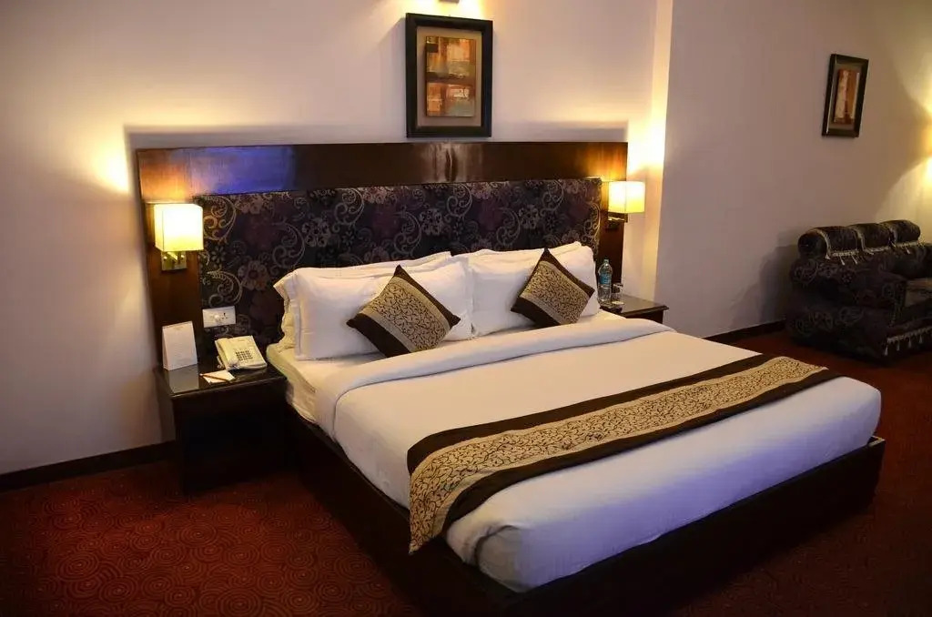 Hotel KMG Air Cooled,Zirakhpur Chandigarh ,Couple first choice ,verified hotel