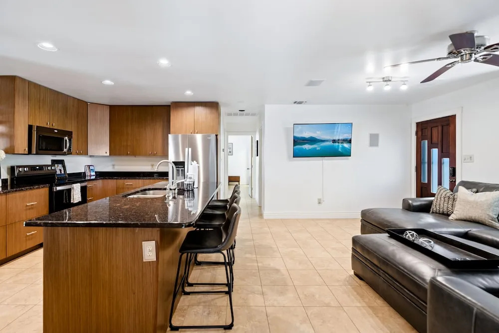 Screened-in Porch Walkable to Soco