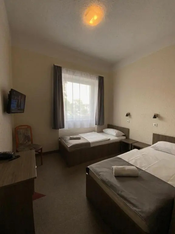 FREE PARKING, FREE BREAKFAST, only 15 minutes to City Center