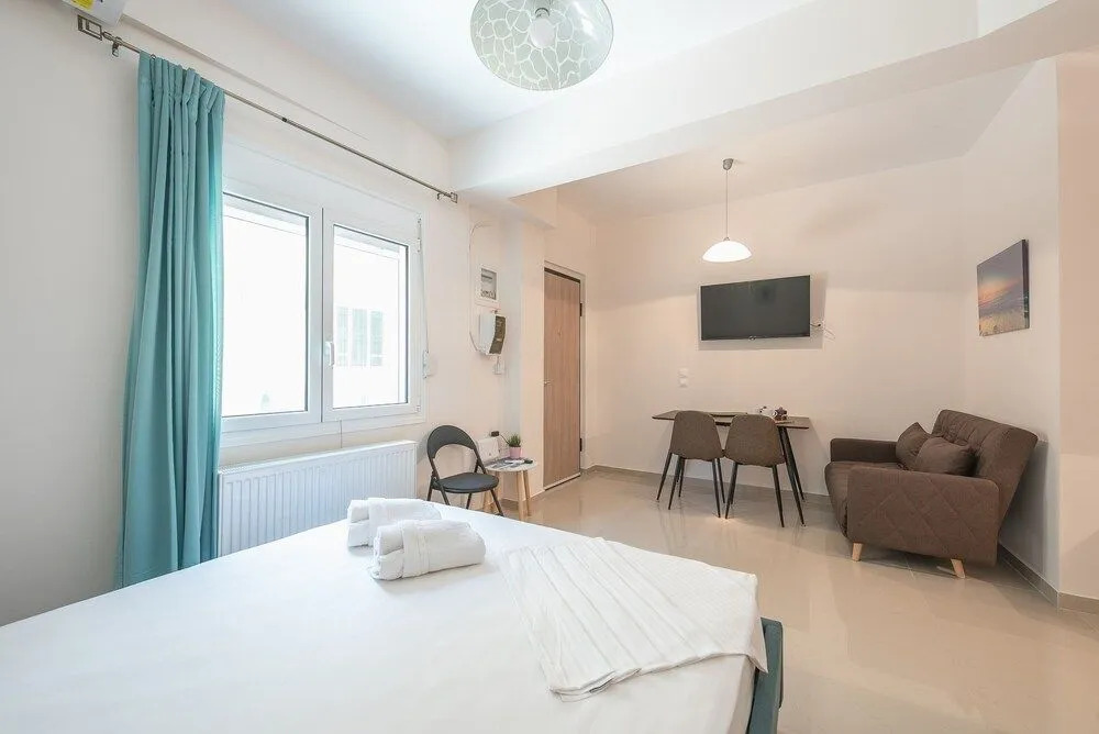 SHARING ROOM IN NEAR THISSIO METRO STATION BY ACROPOLIs