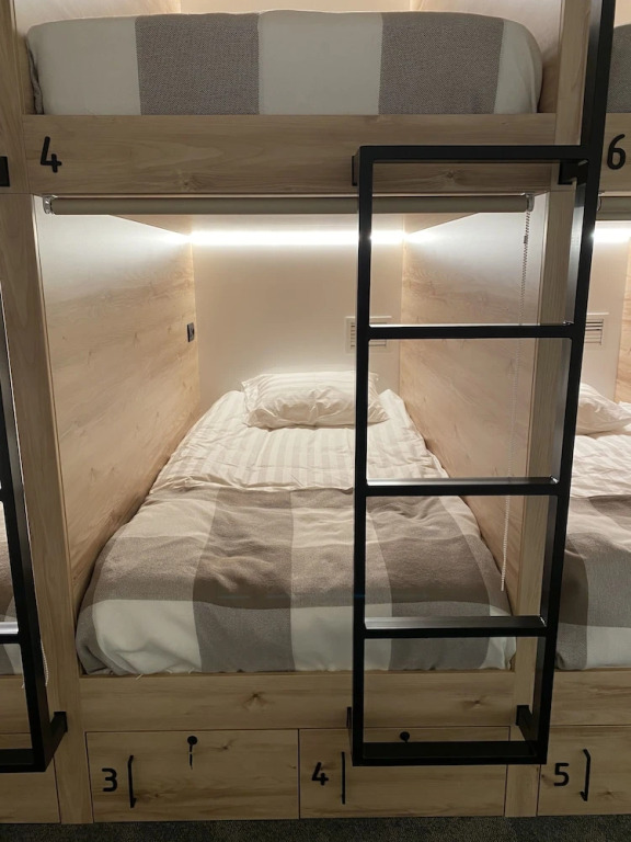 Зал сна и отдыха Sleep Lounge, Терминал D — хостел