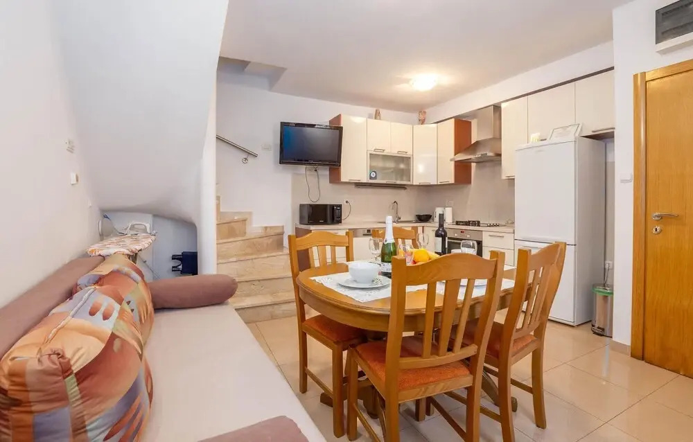 4 Bedroom Beach Front Home In Split