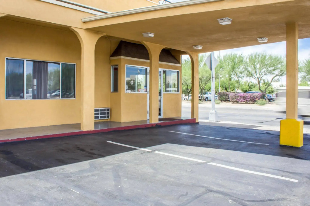 Econo Lodge University