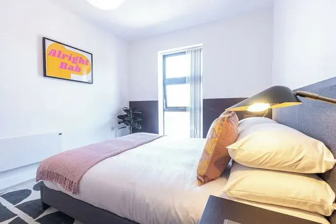 Pristine 1 and 2 bedroom apartments near business district, walking distance to city centre, free internet & complimentary parking by Sojo Stay