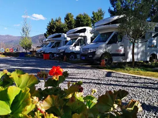 Shiwai Taoyuan Inn RV Camp(玉龙世外桃源客栈房车营地)