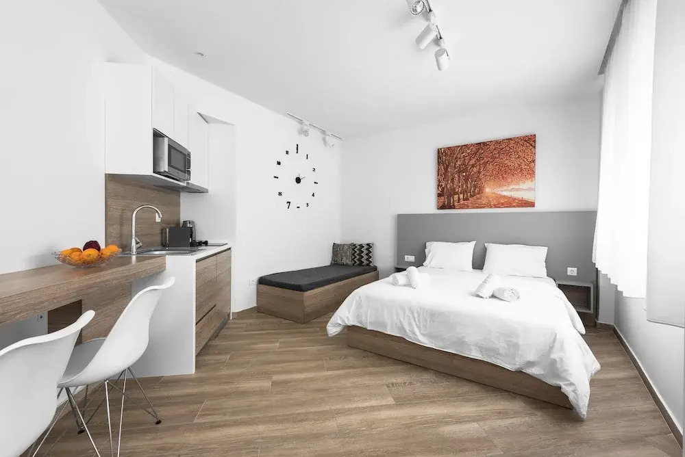 Avenue, Nilie Hospitality MGMT