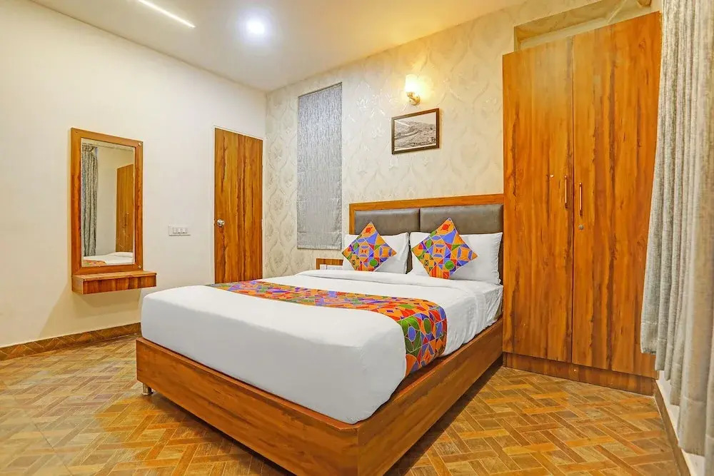 FabHotel Emerald Suites - Near MG Road Metro Station