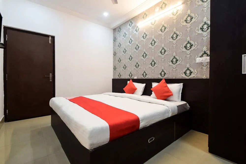 OYO 28143 Hotel Abhinam