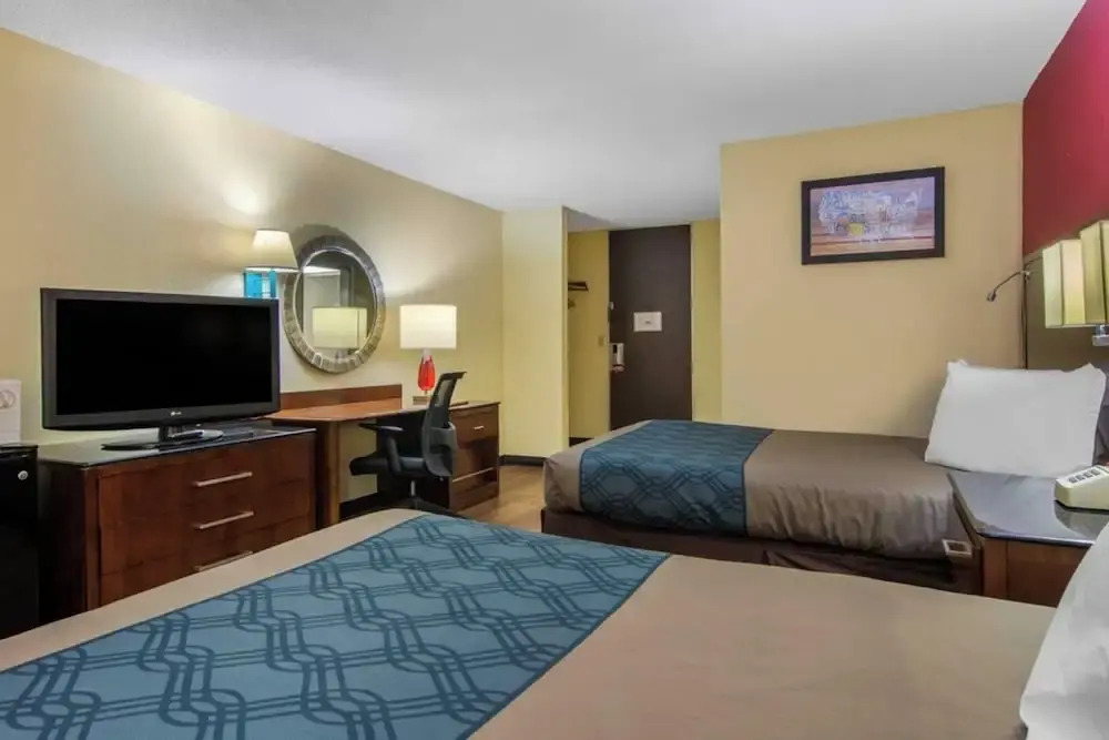 Forsyth Inn & Suites
