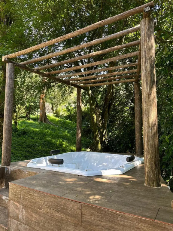 Sítio com piscina e lareira