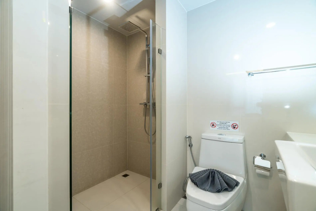 Pool access duplex in Surin condo for 4 people