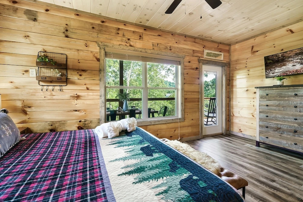 Eagle Splash Vista| Pool Projector, Pet Friendly, Game Room