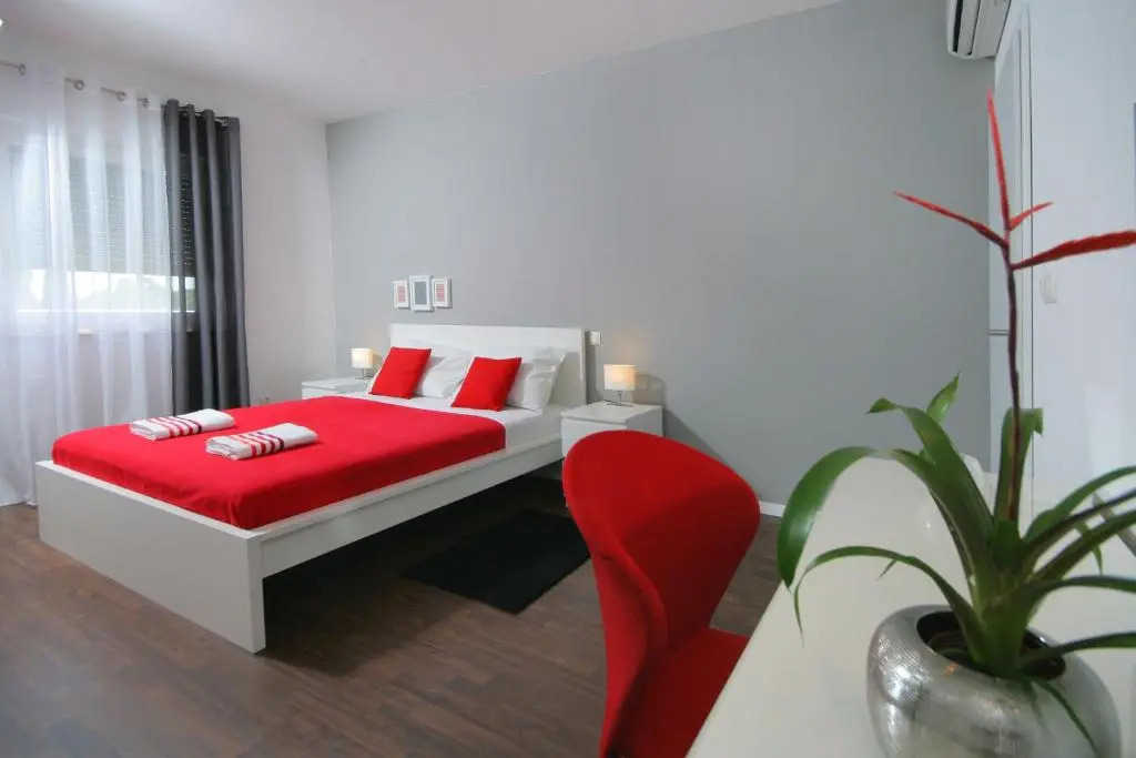 Charm Apartments And Rooms