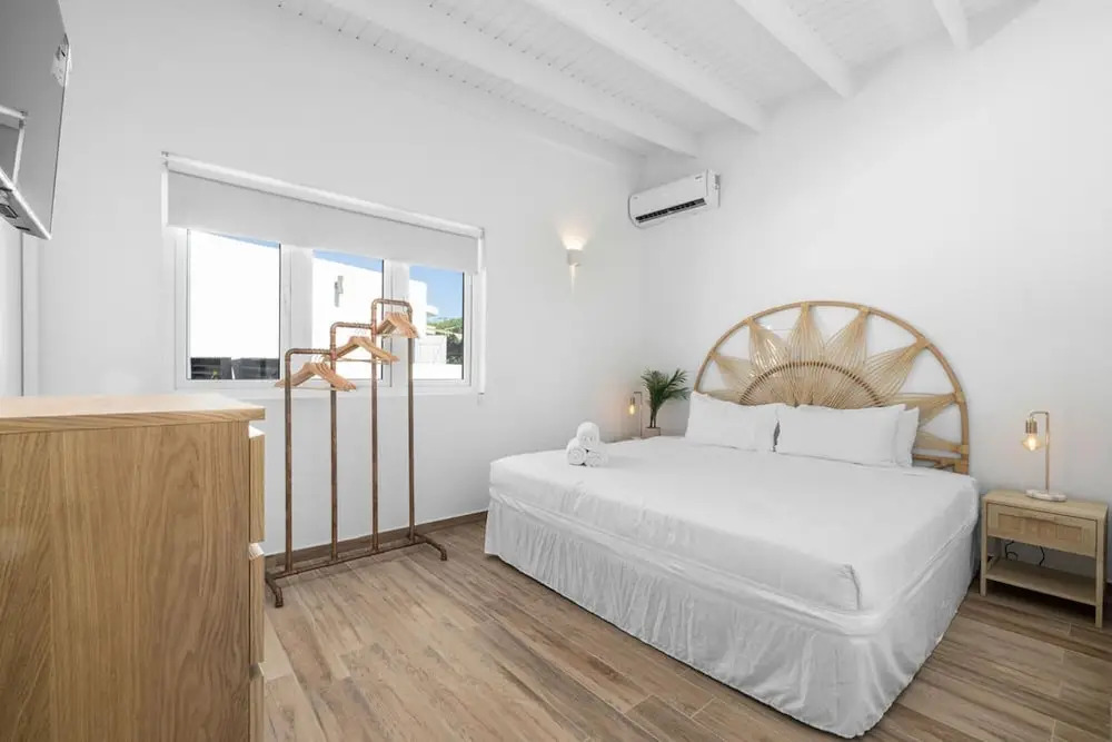 Brand NEW Modern 3ba3ba Villa With Pool and Patio
