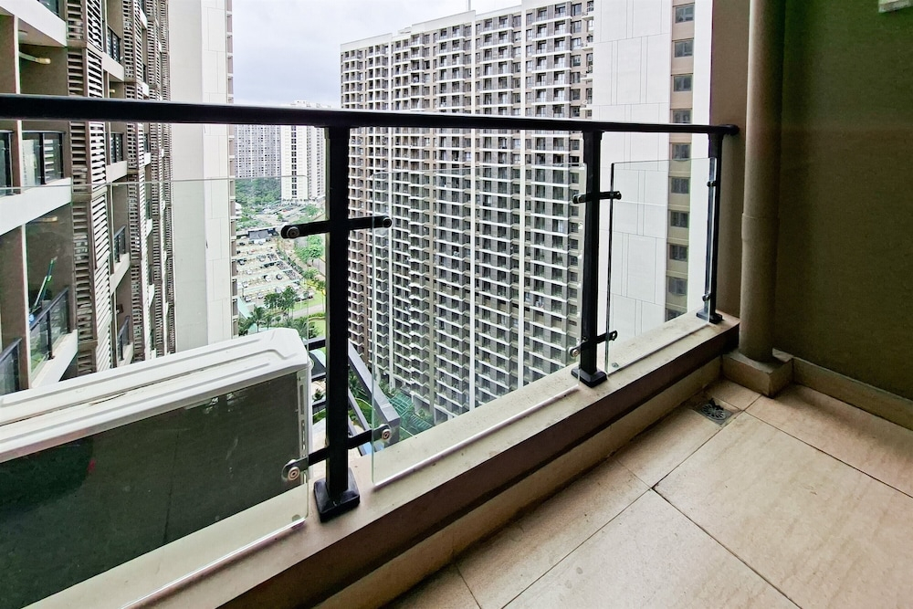 White Tone Studio For 2 Pax At Sky House Bsd Apartment