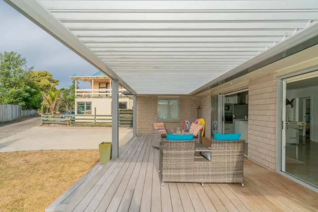 Roses Beach Pad - Matarangi Holiday Home