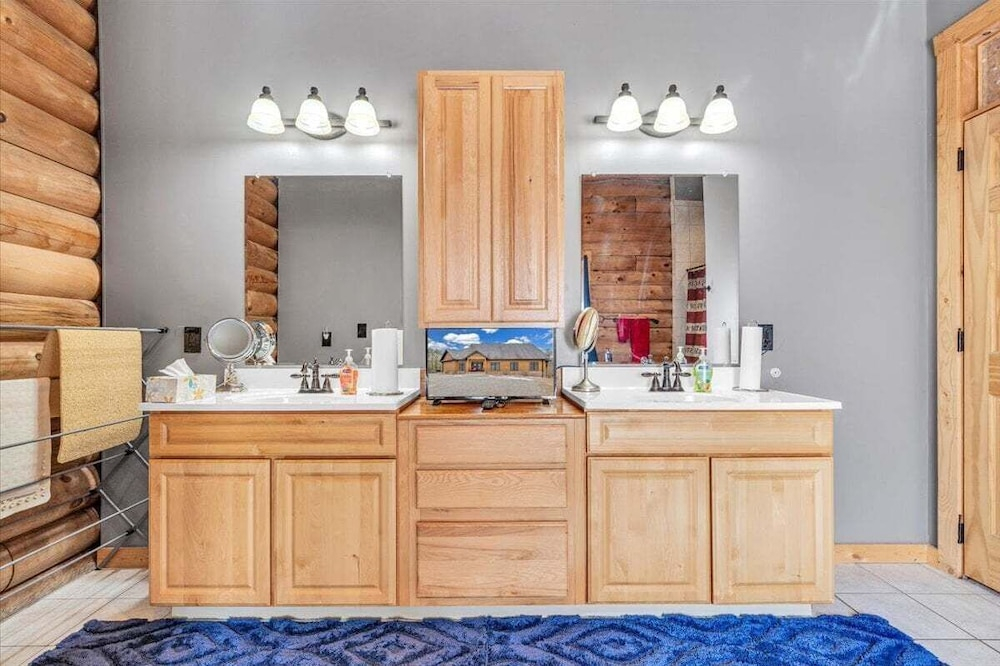 Liberty Pines - Lakefront Log Home, Swim Spa & Game Room