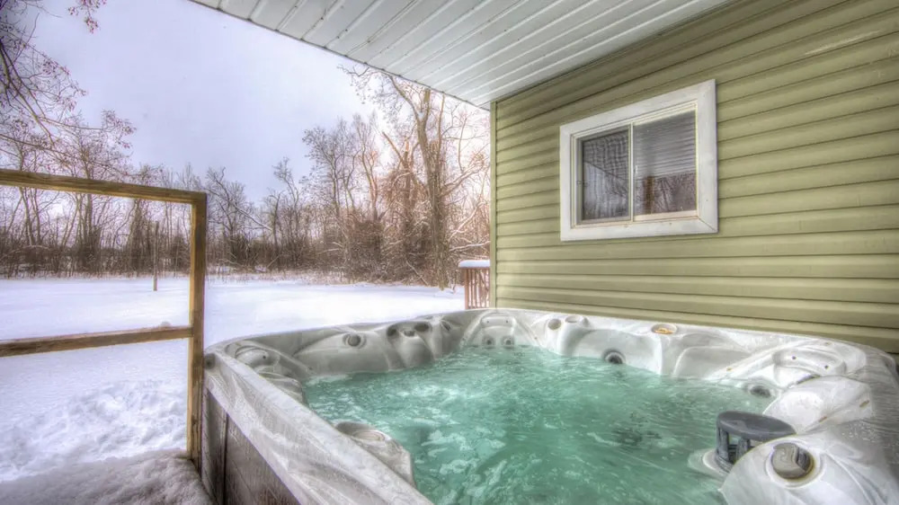 RARE FIND - 6 bdrm Very Private Cottage on 10 acres, Hot Tub, BBQ, Petfriendly