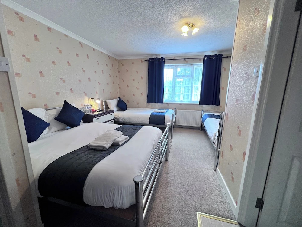 All Seasons Gatwick Guest House & Parking