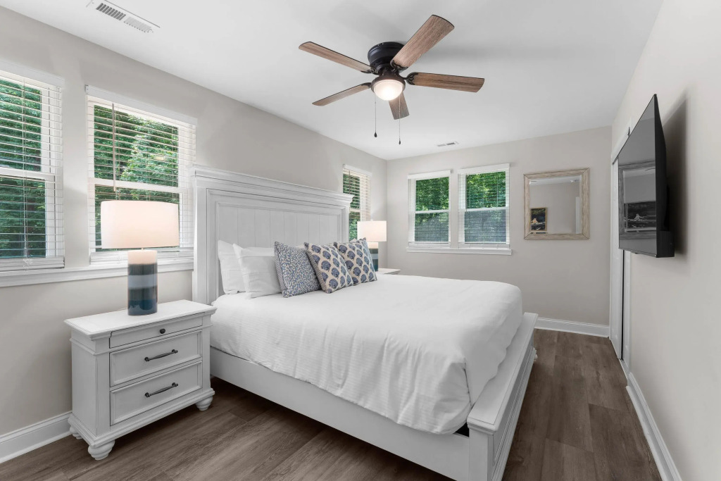 Lakefront Retreat With Private Dock, Pool, Game Room Sleeps 18