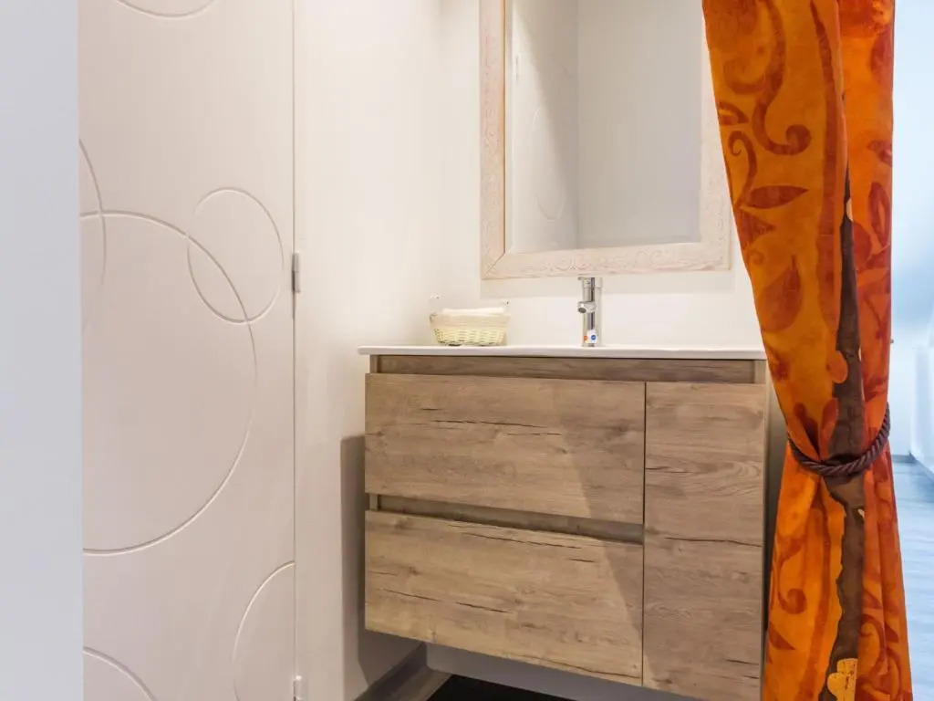 Maison moderne à 100m de la mer avec jardin clos, garage, WiFi, proche camping avec commerces, animaux OK - FR-1-306-1205