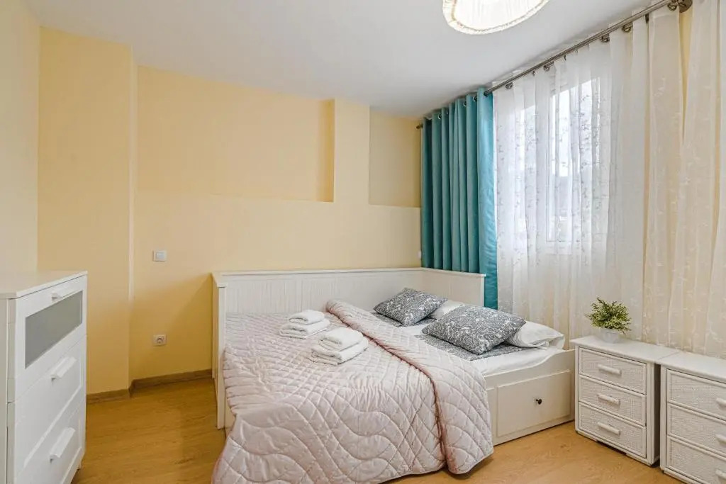 YELLOW 3 bedroom large apartment for 10 guests