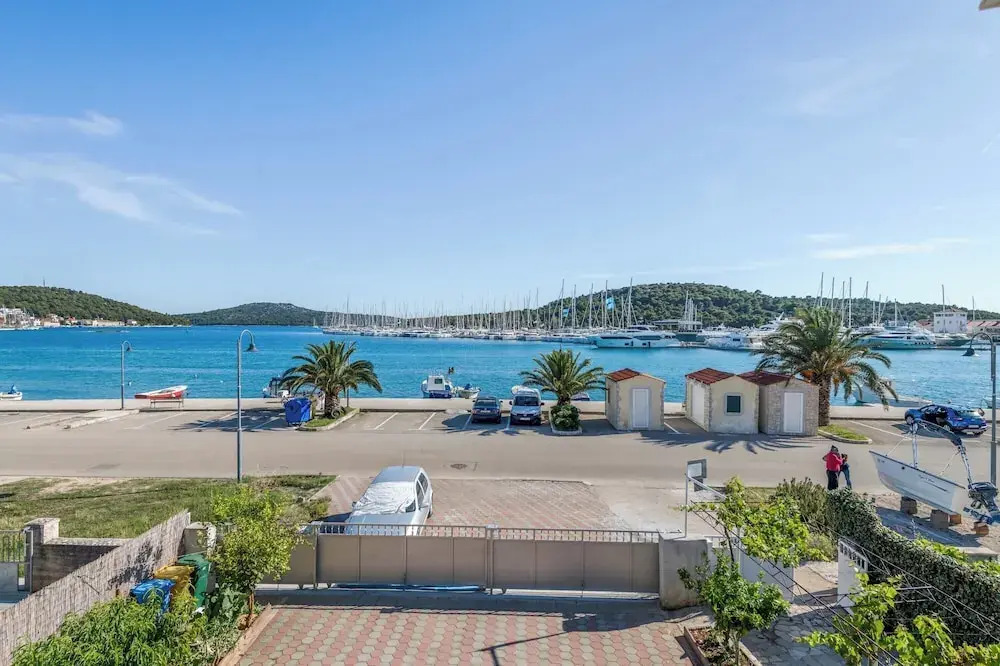 Seafront apt With Terrace, 4 Bedrooms and Mooring