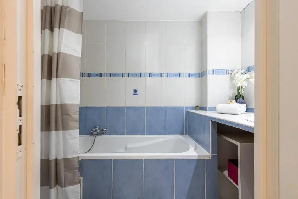 Large 3 Bdr Old Town - AC